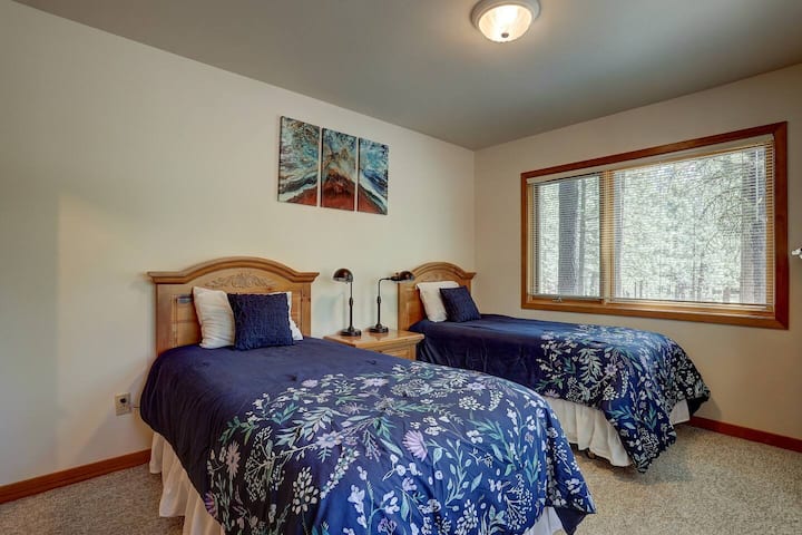 ห้องนอนเตียงคู่ชั้นล่าง