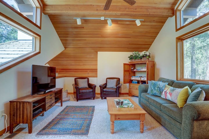 ลอฟท์ชั้นบนพร้อมโซฟาเบดทีวีและเกม ไม่มีเคเบิลทีวีแต่มีสายเชื่อมต่อเพื่อเชื่อมต่ออุปกรณ์เคลื่อนที่และแล็ปท็อปเข้ากับทีวี ทีวีสามารถเชื่อมต่อกับบริการสตรีมมิ่งบางอย่างได้โดยตรง