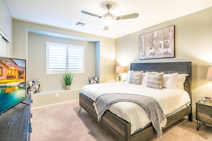 Пространа спална соба со брачен кревет (широк 150-179 см) и приватен телевизор.