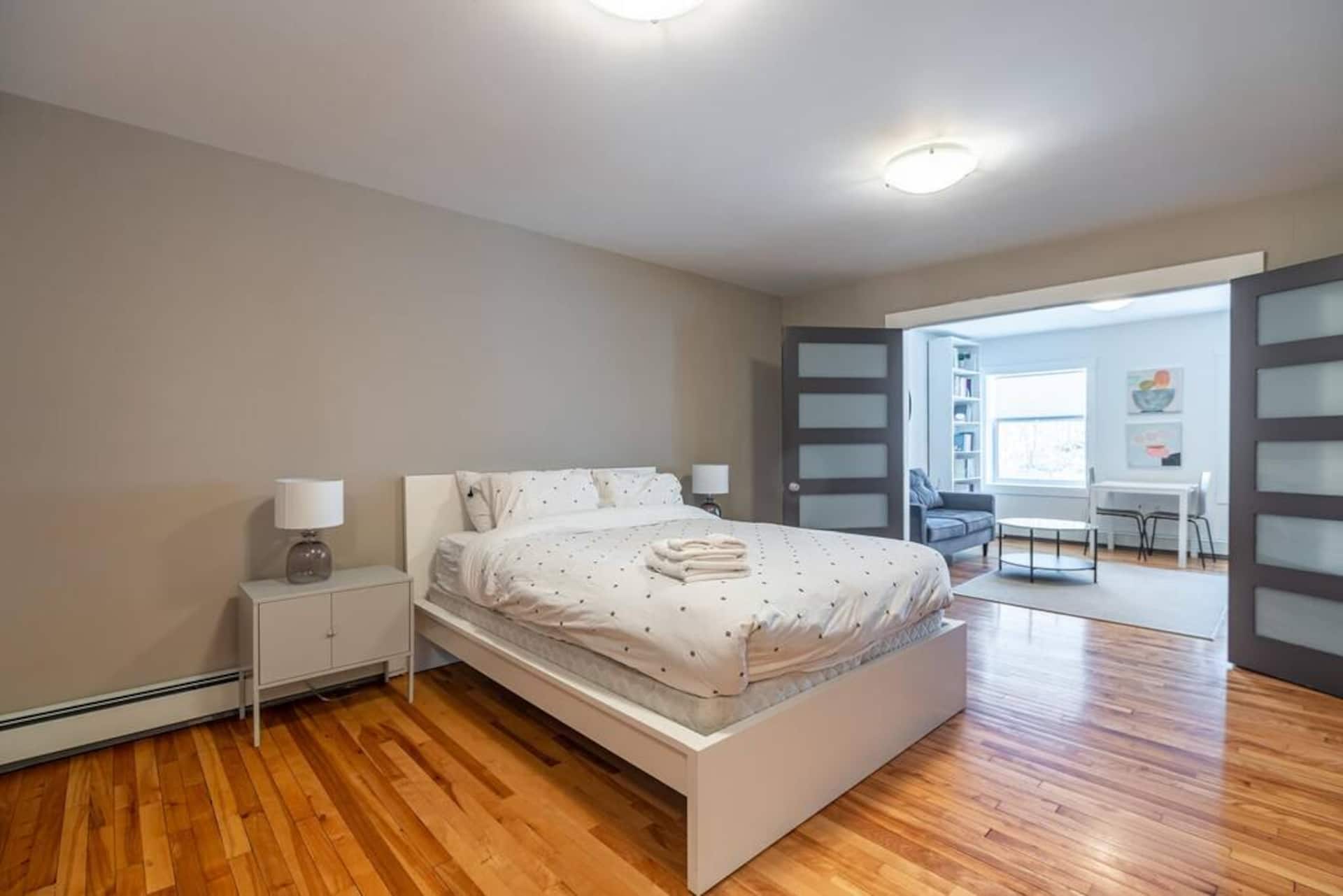 Gorgeous & Sunny Executive Suite, AC