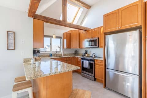 Sea Love: Fireplace, 2 Living Rooms, Smart TVs