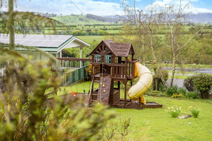 Mole Creek Cabins: Family Size 4 Bedroom Lodge gallery image 2