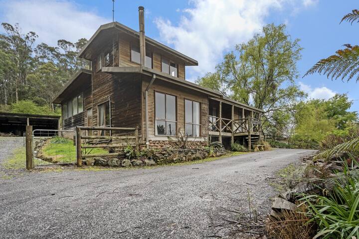 Mole Creek Cabins: Family Size 4 Bedroom Lodge gallery image 3