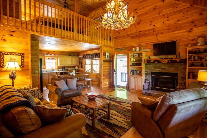 Log Cabin With Hot Tub & Views - North Carolina