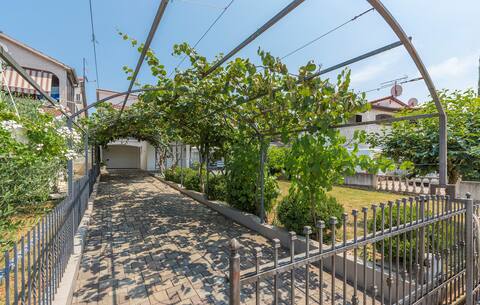 Successful Airbnb property: Apartment green with balcony in Mihatovići