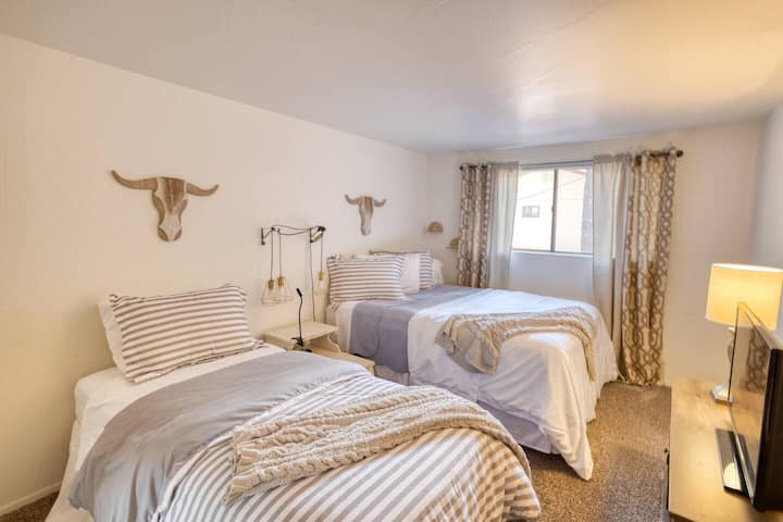 Spálňa 2 na prízemí (jedna s oddelenými posteľami a jedna manželská posteľ)