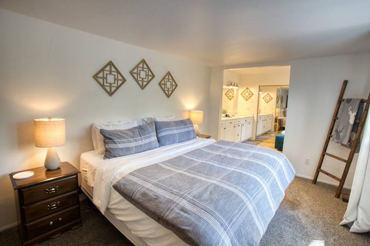 Vlastná kúpeľňa na prízemí s výhľadom na les.