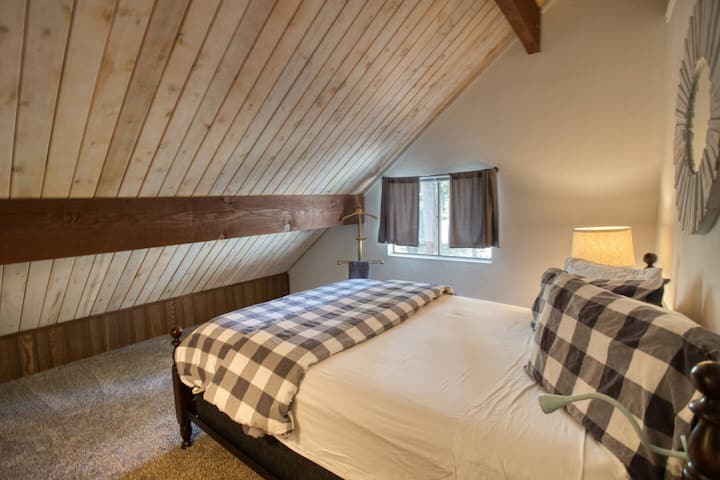 Na poschodí s vlastnou kúpeľňou s výhľadom na les.