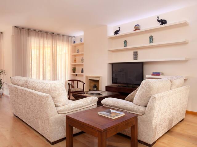 Spacious apartment next to the Barcelona Fair gallery image 4