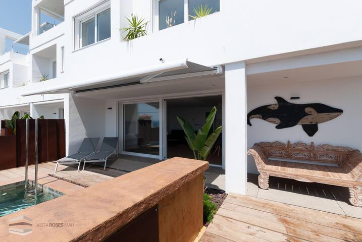 Superior villa with private pool and sea views (An gallery image 2