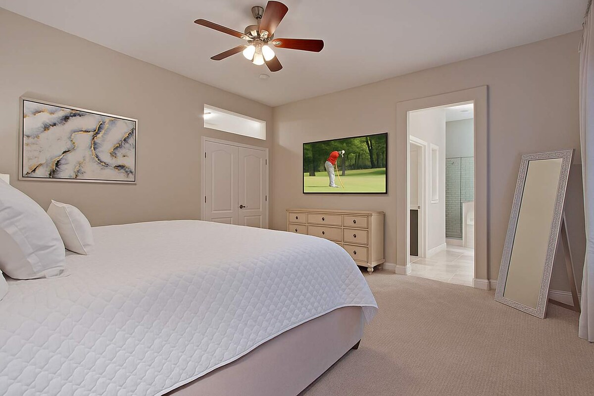 Glavna spavaća soba s bračnim krevetom, pametnim televizorom i kupaonicom.