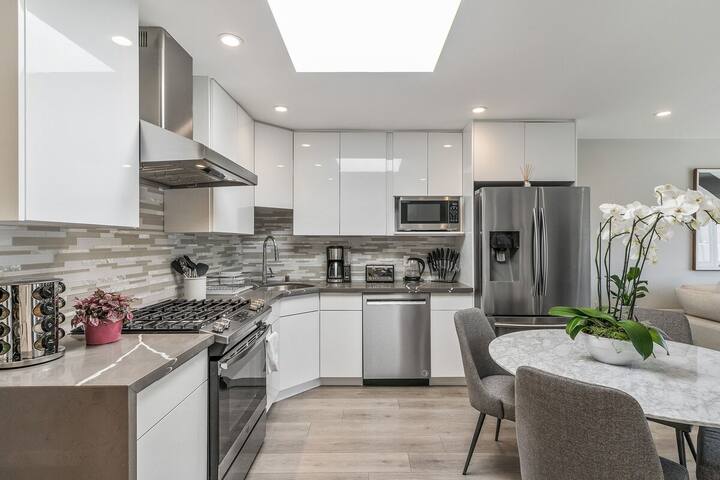 Luxury 7BR Home Near SFO w/Parking gallery image 2