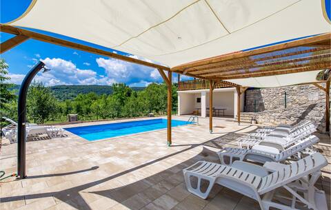 Stunning apartment in Rakovica with WiFi