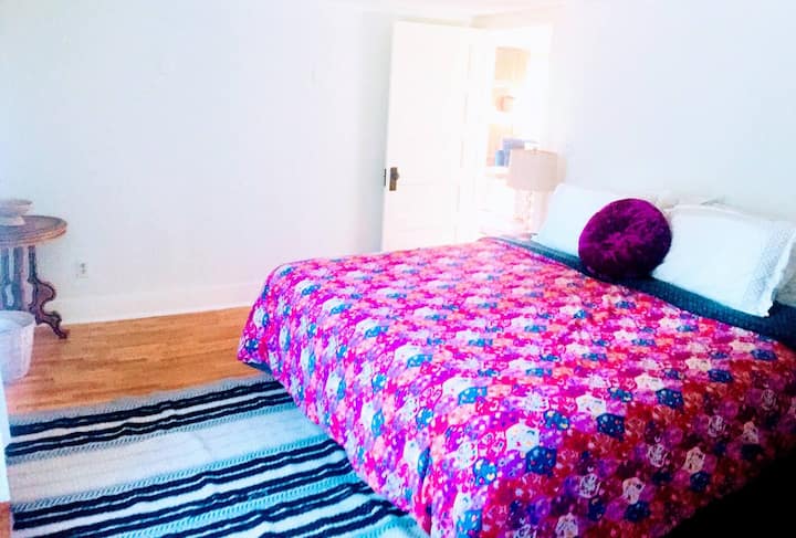 Dormitorio principal con cama king.