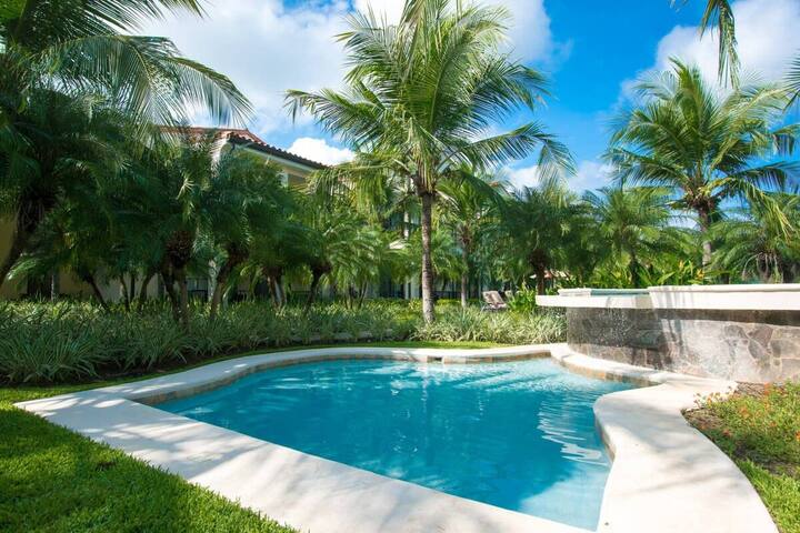 Stylish Condo w/ Pool View, Balcony & Beach Club
