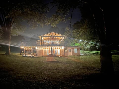 Cozy Lake Cottage | Peaceful Views & Firelight