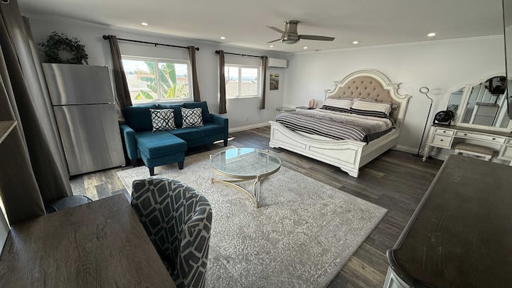 ¡El quinto dormitorio en la planta superior tiene una cama tamaño king, baño privado, balcón privado y mucho más!