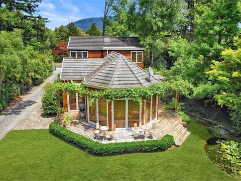 Tongariro Riverside Luxury Villa, Cedar Hot Tub