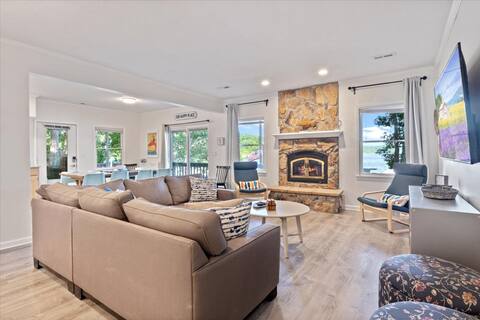 Spacious Ozarks Lakefront Home w/ Decks & Dock