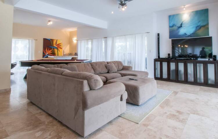 Waterfront 6 BR Villa w/ Private Plunge Pool gallery image 5