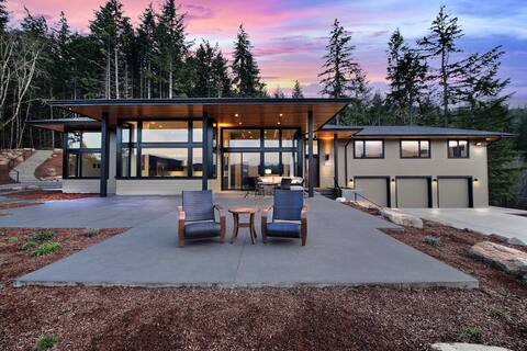 'Pahto's Retreat' Luxe White Salmon Home: Hot Tub