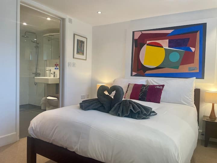 Enjoy a restful night's sleep in Bedroom 1 at Chichester Cottage @ Graingers.  A beautiful, calm and peaceful room - overlooking the fields.  En suite bathroom