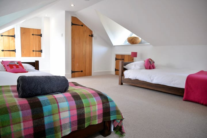 The spacious mezzanine bedroom at Chichester Cottage @ Graingers.