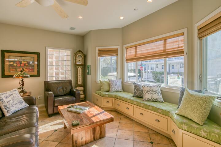 Avalon Home, 1 Block From Beach,Shops, A/C + WIFI gallery image 4