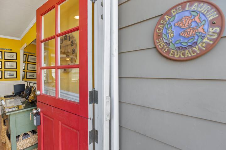 315E Upper unit – Spacious, colorful 2nd level gallery image 2