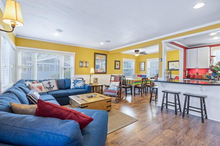 315E Upper unit – Spacious, colorful 2nd level gallery image 5
