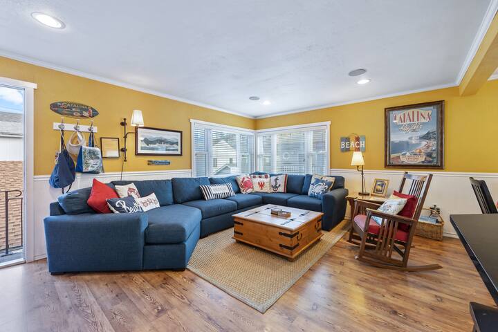 315E Upper unit – Spacious, colorful 2nd level gallery image 3