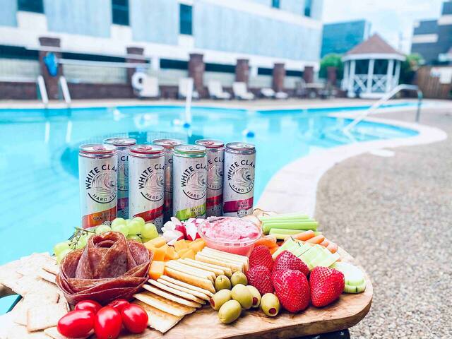 Luxe 2 Bedroom – On Music Row – Guitar Pool – Slee gallery image 4