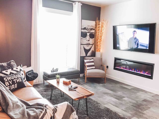 Luxe 2 Bedroom – On Music Row – Guitar Pool – Slee