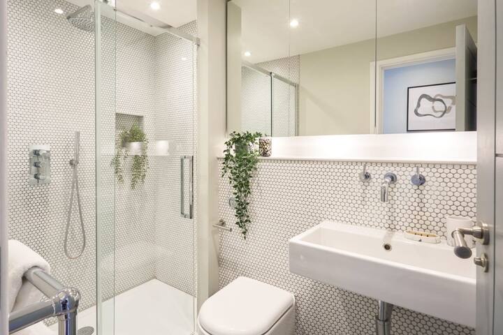 Expansive Penthouse with Roof Terrace in Soho gallery image 4