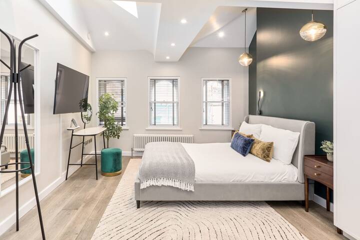 Expansive Penthouse with Roof Terrace in Soho gallery image 3