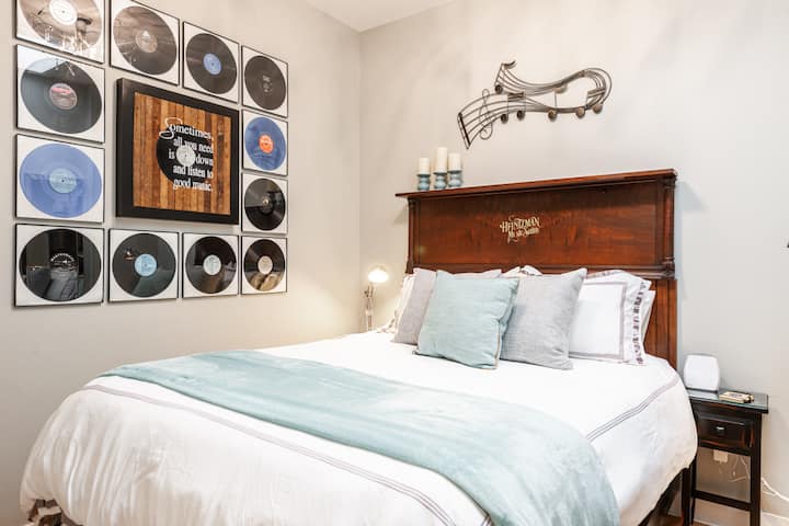 Pumzika kwa Urembo: Baada ya siku moja kwenye Tamasha la Stratford, pumzika katika chumba chetu cha kulala chenye utulivu. Ikiwa na matandiko yenye starehe na Wi-Fi ya bila malipo, sehemu yetu inahakikisha usiku wa utulivu katikati ya jiji la kihistoria la Stratford