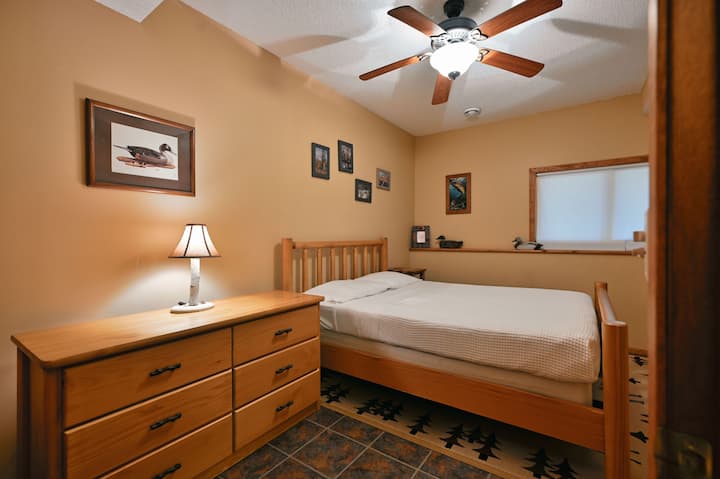 Ქვედა დონის მე-3 საძინებელში არის საწოლი Queen Size, კარადა და კომოდი.