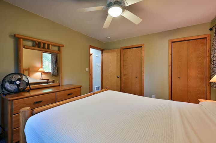 1 საძინებელში არის 152x203 სმ ზომის საწოლი.