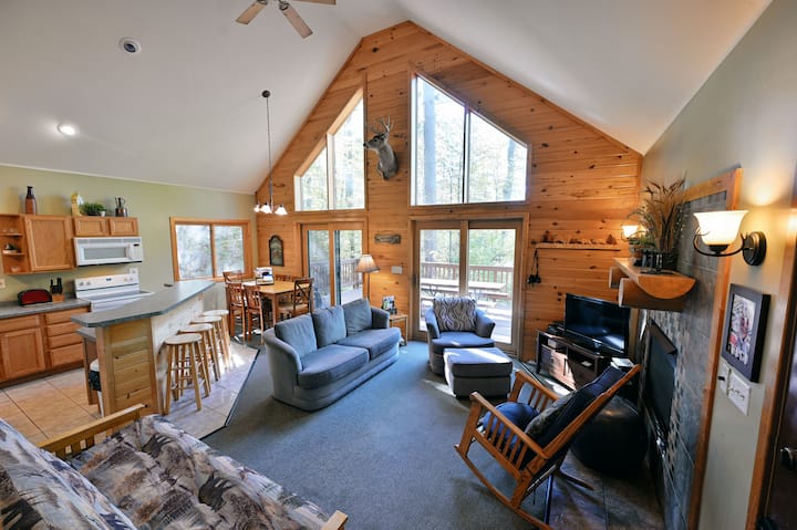 Შუშის ორივე გასრიალებულ კარს აქვს ეკრანები, რომ სუფთა ჰაერი შემოვიდეს.