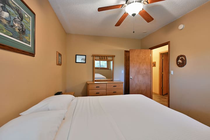 Მე-4 საძინებელში არის დიდი კარადა და მოსახერხებელი კომოდი.