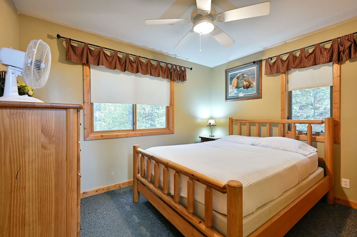 Საძინებელი 2 მდებარეობს სამზარეულოდან პირდაპირ დარბაზის ქვემოთ.