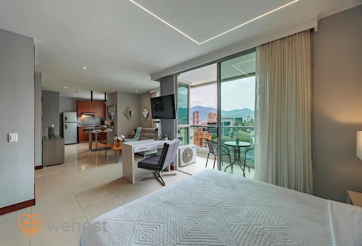 宽敞的房间，配有一张标准双人床，旁边是大阳台，每天早上都可以欣赏美景。 一间全功能卫生间+一间客房卫生间和一间步入式衣橱