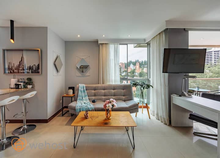 舒适的客厅，配有一张沙发床，供希望入住的访客使用