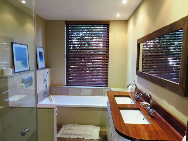 Table Mountain Villa gallery image 5