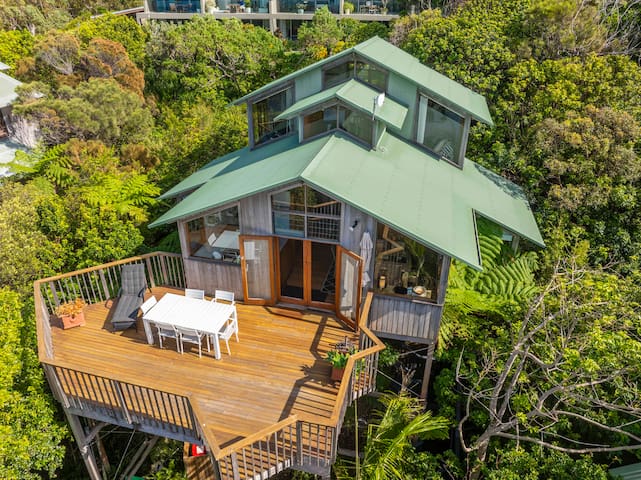 Kingfisher private treetop house with ocean views