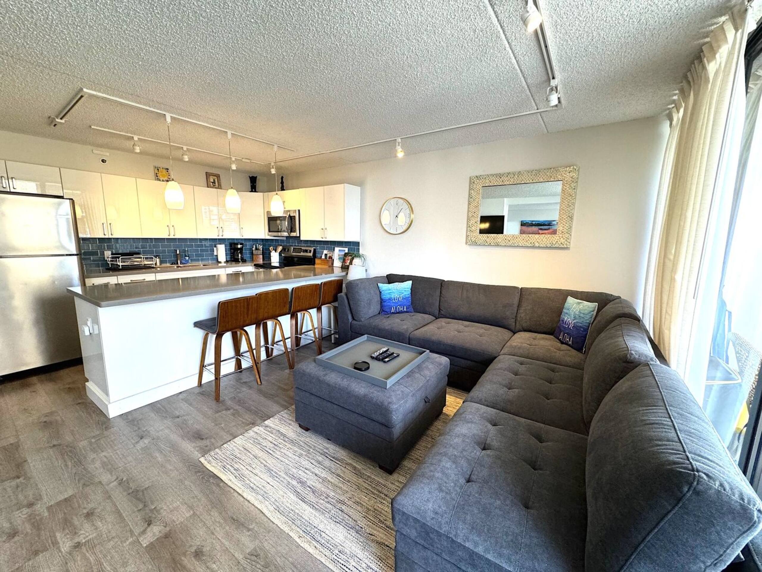 Condo in Honolulu · ★4.33 · 1 bedroom · 2 beds · 1 private bath - Image 6