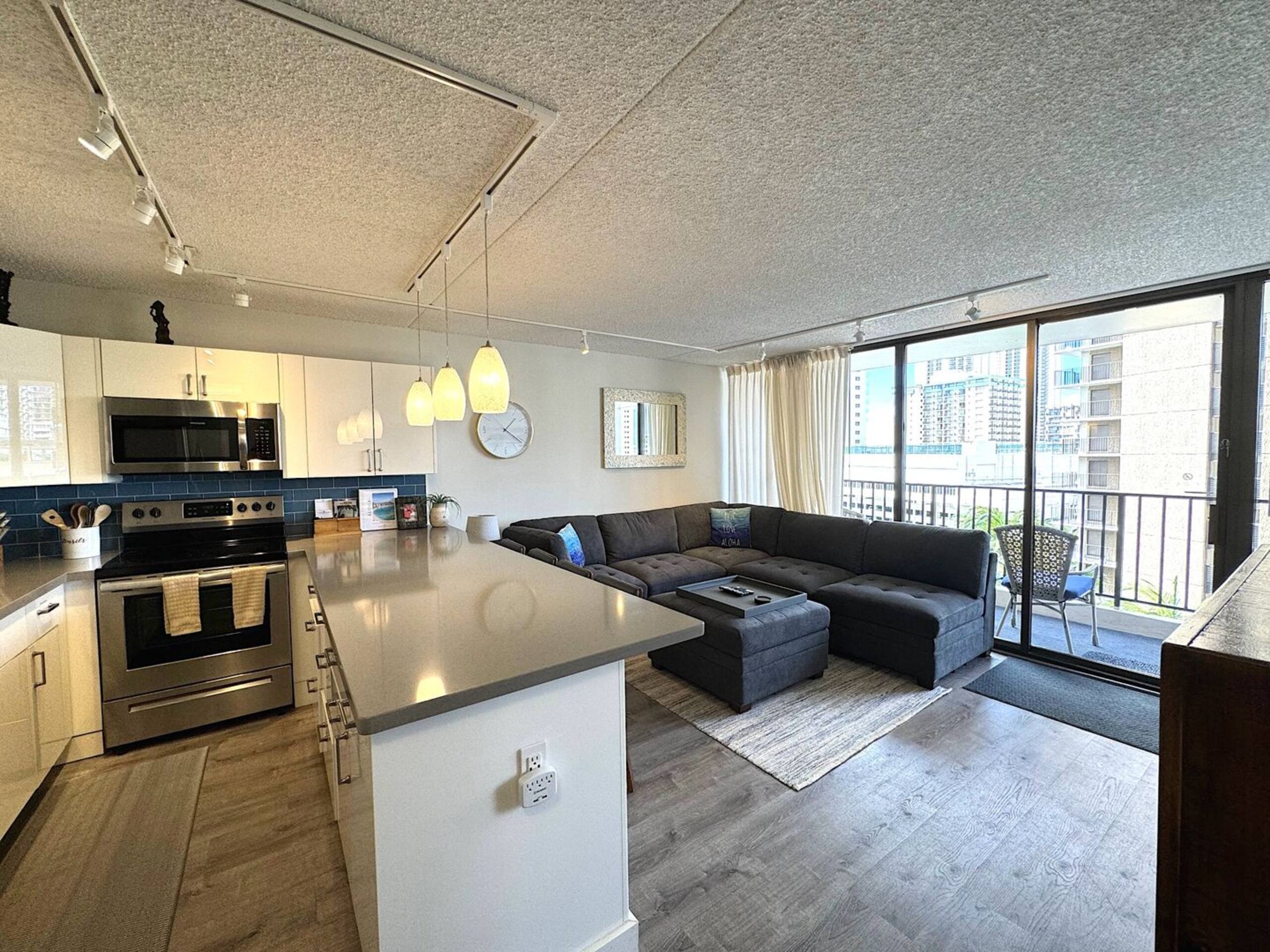 Condo in Honolulu · ★4.33 · 1 bedroom · 2 beds · 1 private bath - Image 4