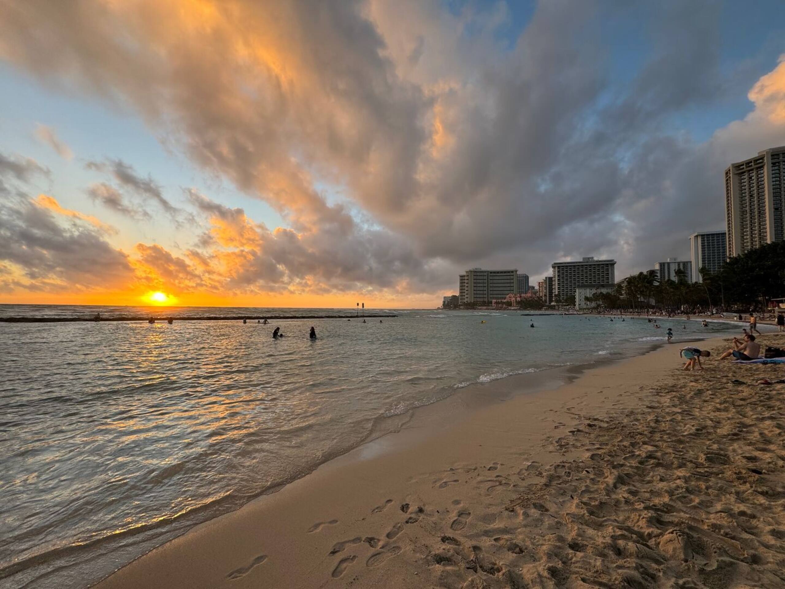 Condo in Honolulu · ★4.33 · 1 bedroom · 2 beds · 1 private bath - Image 33