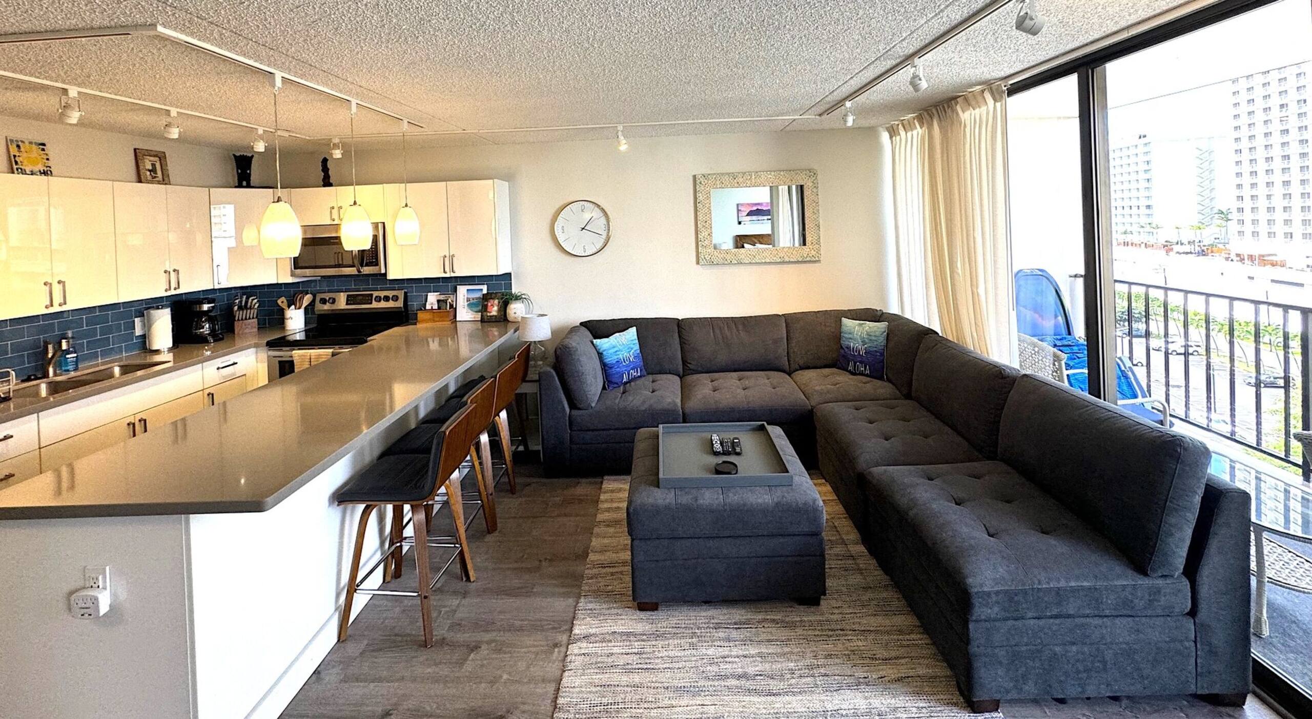 Condo in Honolulu · ★4.33 · 1 bedroom · 2 beds · 1 private bath - Image 3