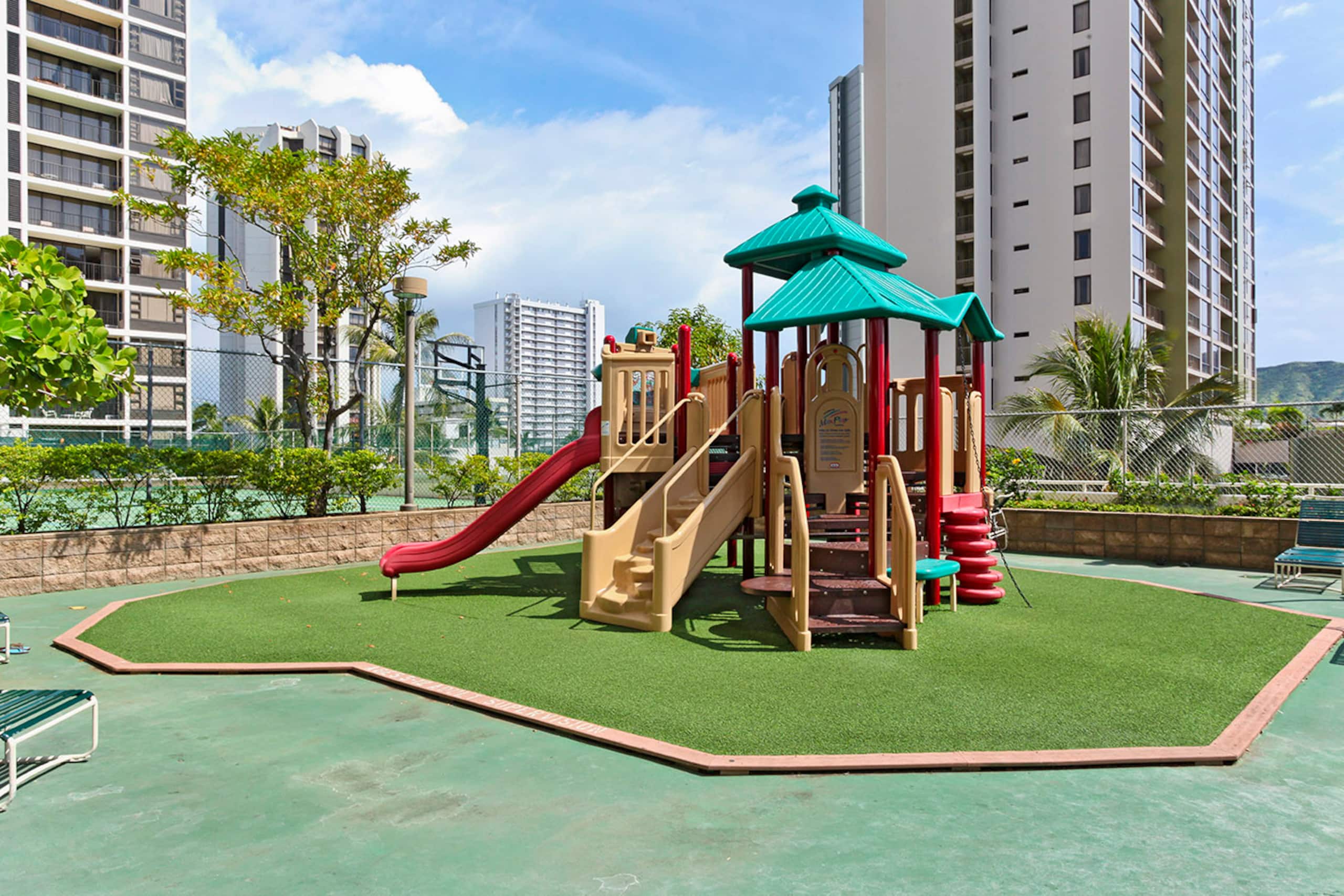 Condo in Honolulu · ★4.33 · 1 bedroom · 2 beds · 1 private bath - Image 31